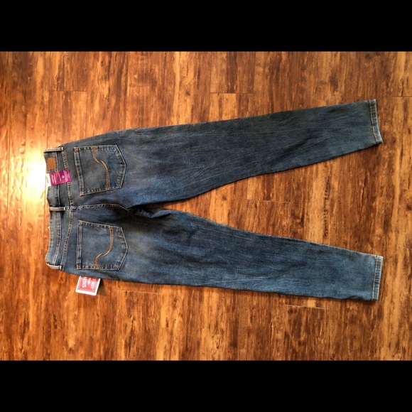 Brand new Women’s Levi’s jeans - Picture 2 of 3
